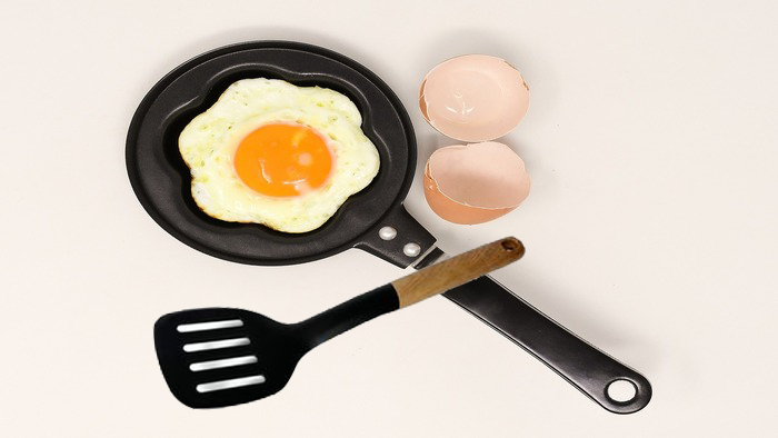 Кухонная лопатка из термопластика с четырьмя прорезями